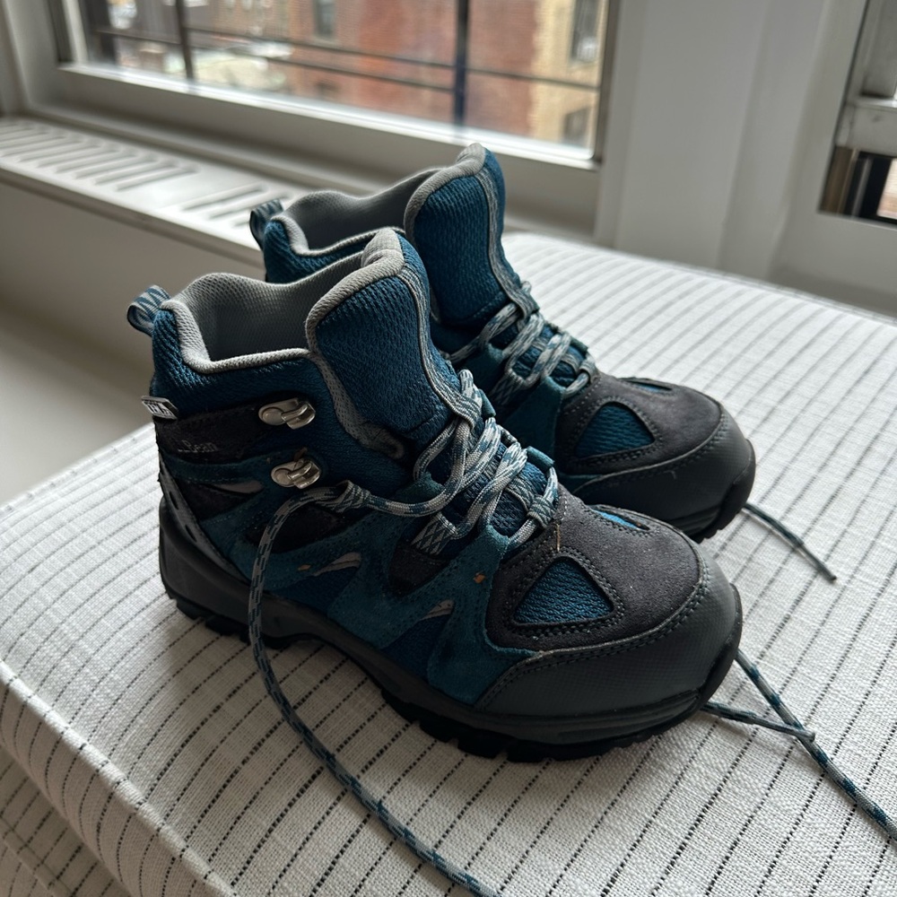 LL Bean boy’s hiking shoe, size 3, excellent condition